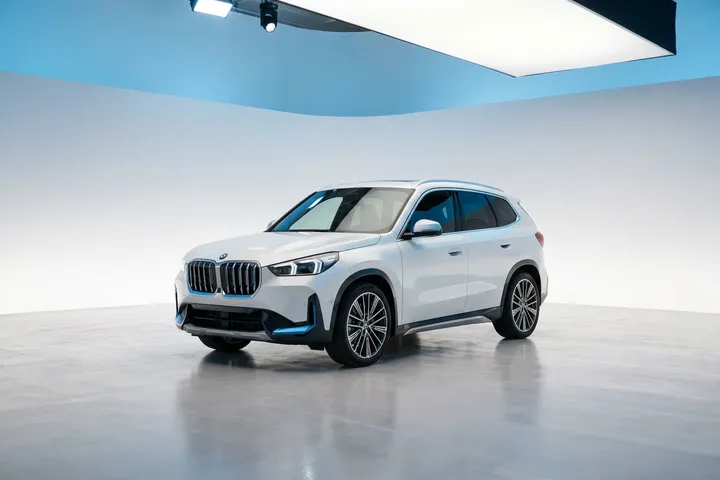 ב.מ.וו iX1 ALPINE WHITE